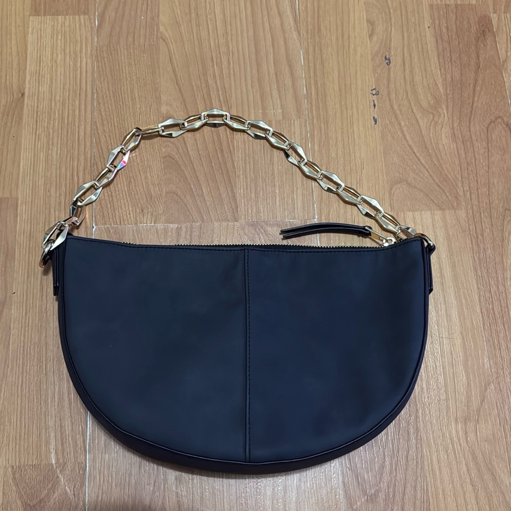 Shoulder half-moon black purse